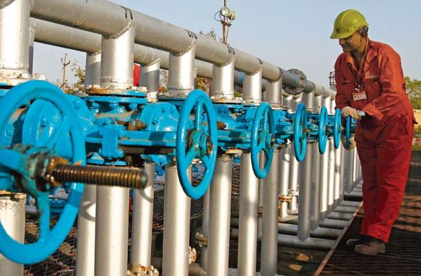 الوطنية للنفط تؤكد إخلاء ناقلات الوقود من ميناء طرابلس بعد قصفه