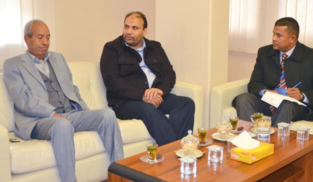 رئيس هيئة الرقابة الإدارية يناقش مع الشكشاك ما تم إنجازه من مشروعات بمدينة تاورغاء