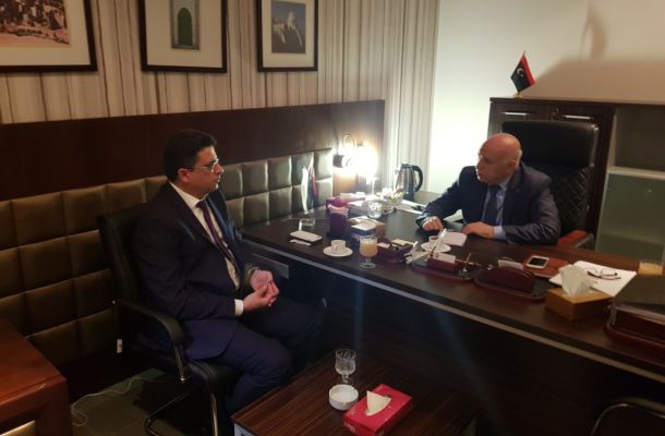 اجتماع بين عماري زايد ومعتوق لدراسة تفعيل النقل البحري ومشاريع البنية التحتية لمطاريْ معيتيقة وزوارة