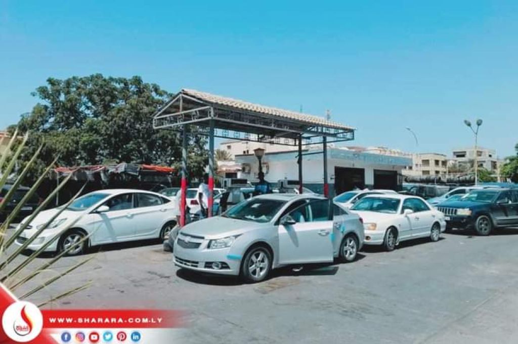 ميناء البريقة يعلن وصول ناقلة لتفريغ النفط المخزن