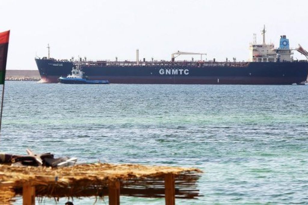 ميناء البريقة يعلن وصول ناقلة لتفريغ النفط المخزن