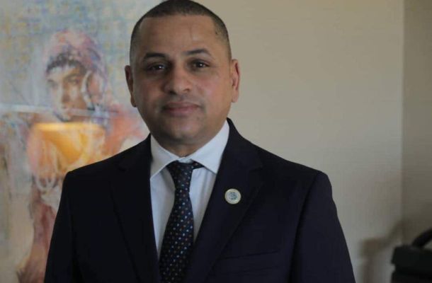 مدير عام المصرف التجاري الوطني ينفي نفاذ حصتهم من الدولار لشحن بطاقات الأغراض الشخصية