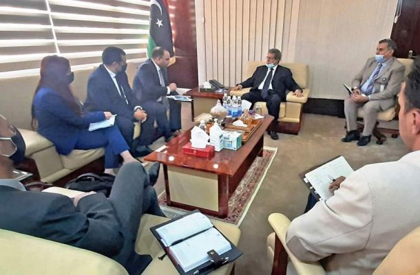 وزير النفط والغاز يناقش قرار زيادة مرتبات القطاع بنسبة 67%