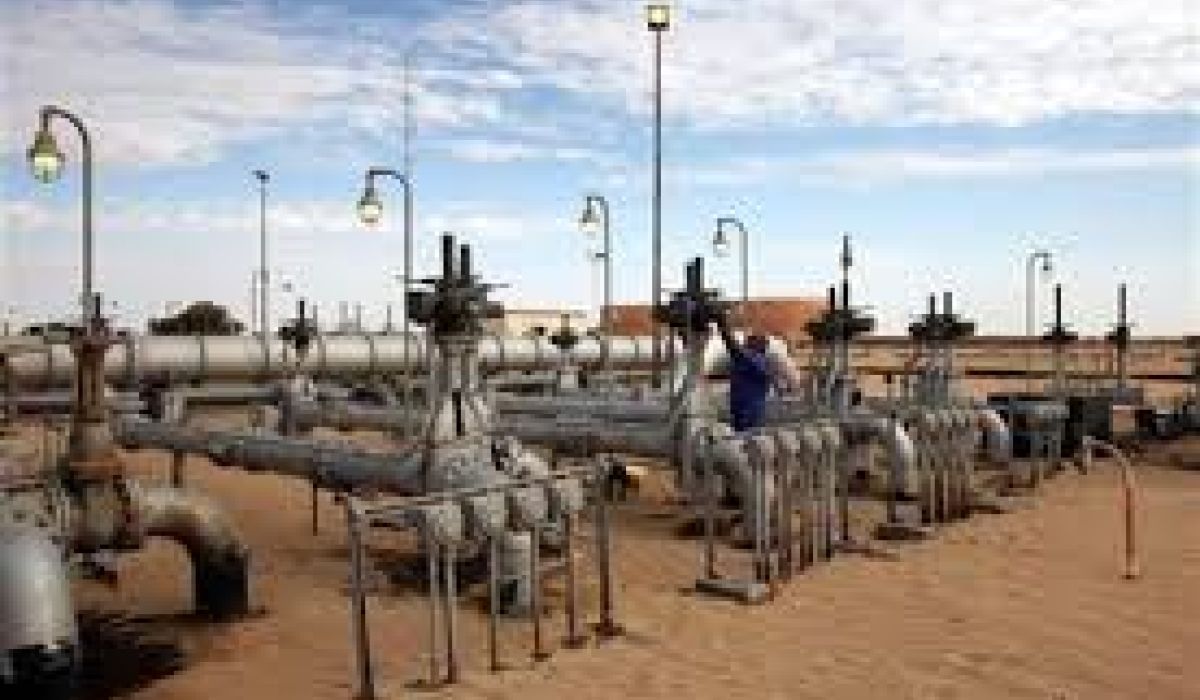 رويترز : أسعار النفط تتجه نحو 66 دولار للبرميل مع تراجع الإنتاج الليبي