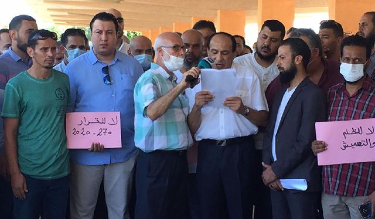 موظفو وزارة العدل يعتصمون احتجاجا على قرار الرئاسي خفض 20% من رواتبهم ويهددون بإيقاف العمل بالمحاكم والنيابات