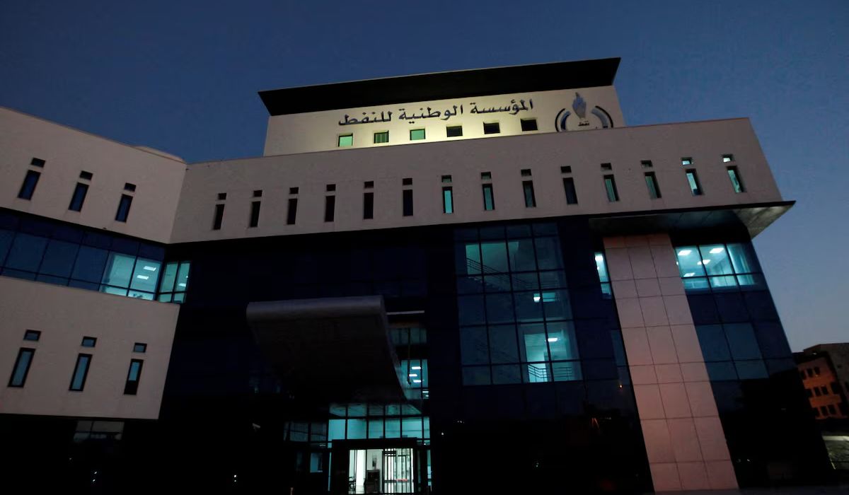 رويترز: تراجع صادرات النفط الليبية مع إلغاء المؤسسة الوطنية للنفط شحنات بسبب الأزمة