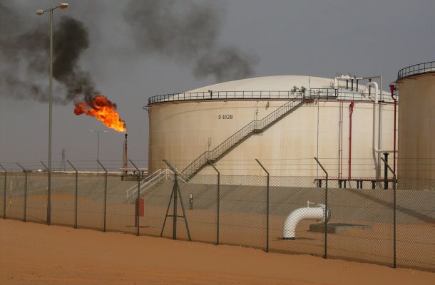 مع اقتراب حل أزمة المركزي بإعتماد ناجي عيسى محافظاً له .. الدولار يشهد هبوطاً حاداً