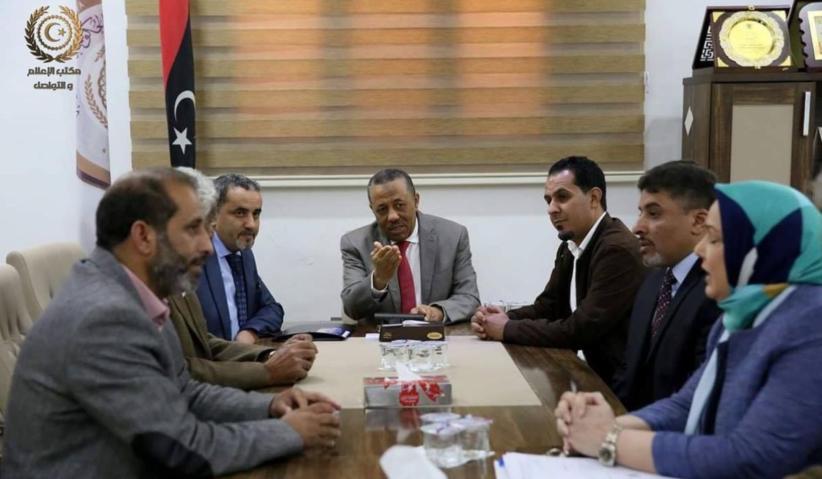 الثني يبحث آليات تفعيل مطار الأبرق الدولي بتوفير مناخ مناسب للعمل
