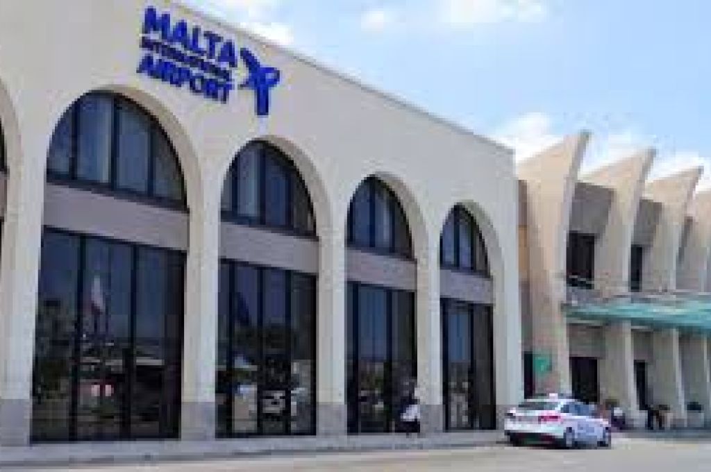 استمرار دفع الليبيين لغرامات مالية في الجمارك المالطية يثير الشكوك حول تهريب العملة