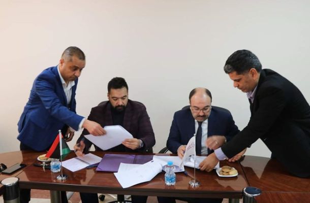 متأثراً بإغلاق النفط ... الدولار يرتفع بالسوق الموازي