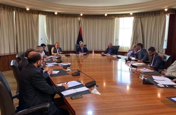 مصدر عسكري: طائرة لنقل الشحنات النقدية أُصيبت في قصف مطار معيتيقة الدولي