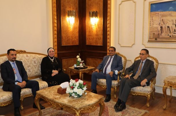 وزير الموارد المائية يقوم بتعبئة إقرار الذمة المالية