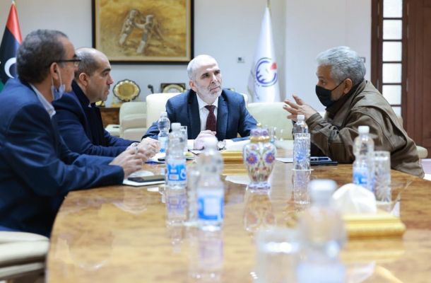 عميد بلدية سرت يطالب بإزالة الكتل الخرسانية والسواتر الترابية من أمام محطات الوقود بالمدينة