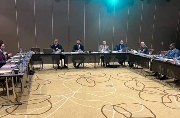 العمل والتأهيل تُحيل كشوفات بأسماء العاملين الذين لم يتقاضوا مرتباتهم