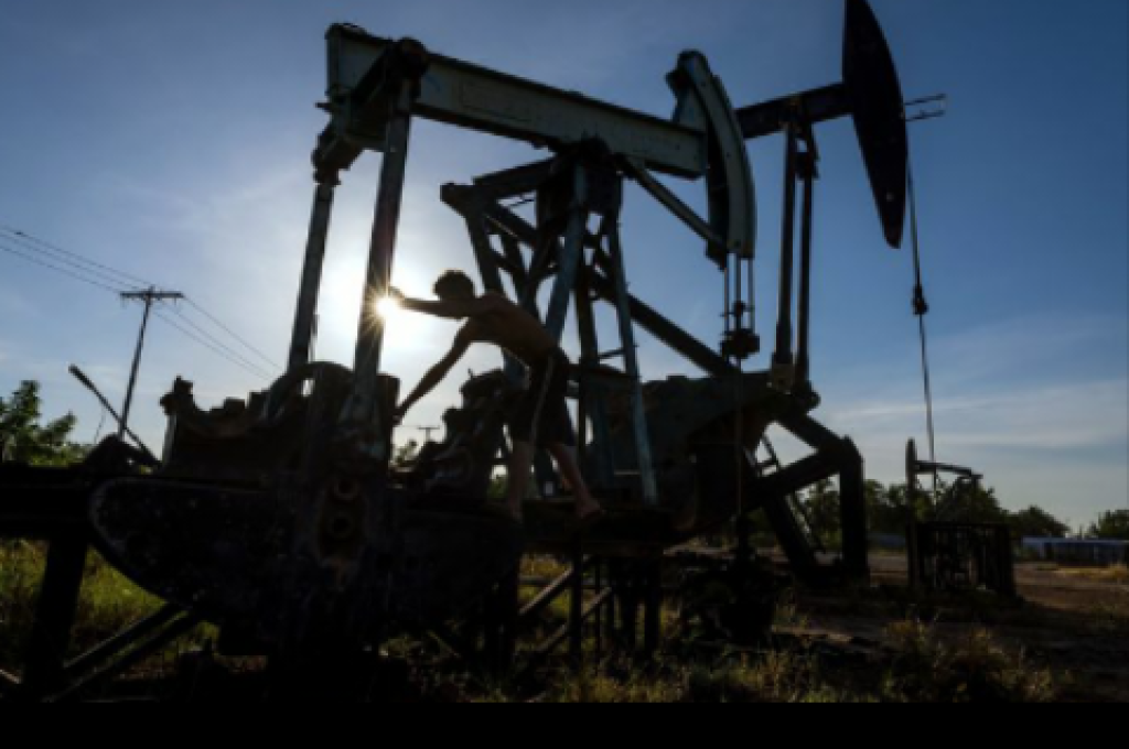 "صنع الله" يناقش مع الصدّيق الصور البلاغات المقدمة من مؤسسة النفط ضد كل من تسبب في تعطيل إنتاج النفط الليبي