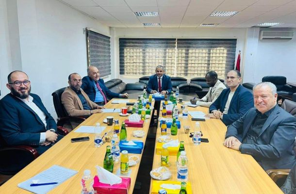 أفريكا أنتليجنس: صدام حفتر يسعى للهيمنة على البنوك شرق البلاد