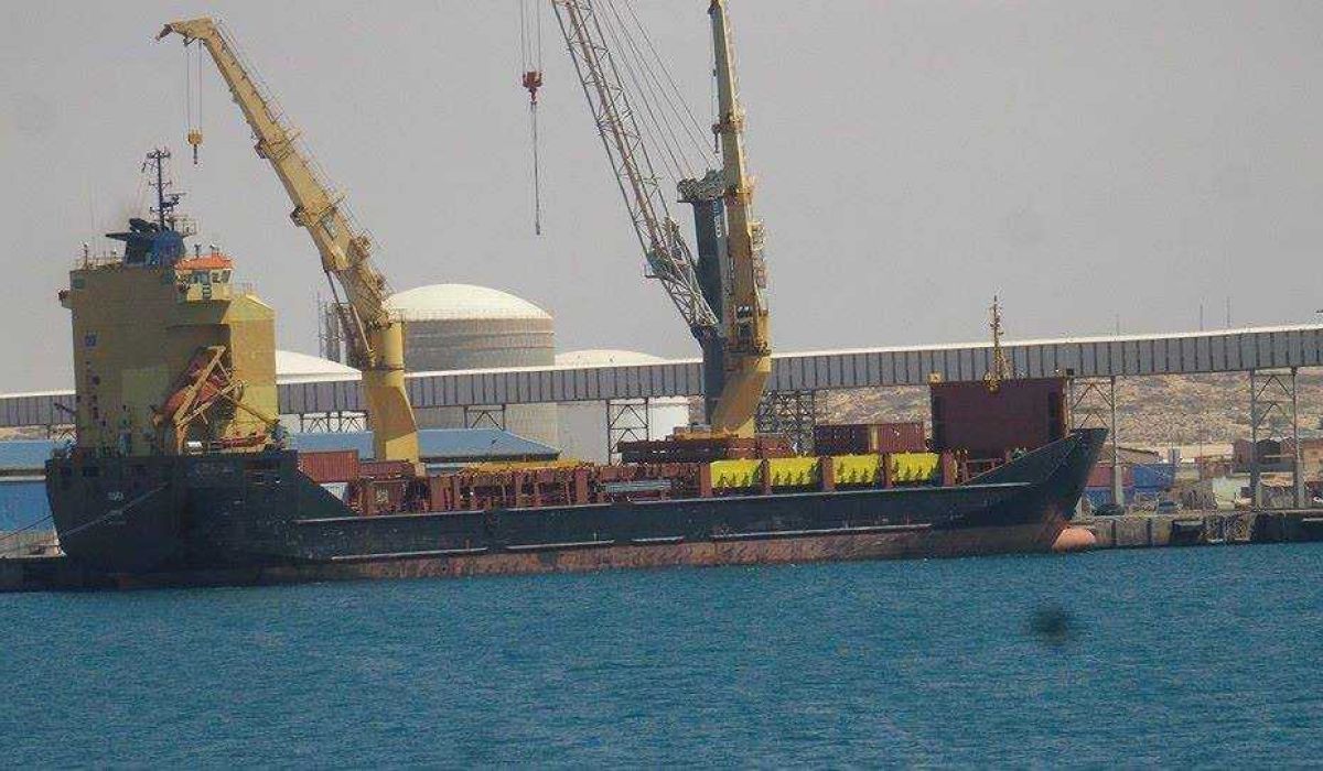 سفينة شحن تصل ميناء البريقة النفطي لتفريغ المكثفات