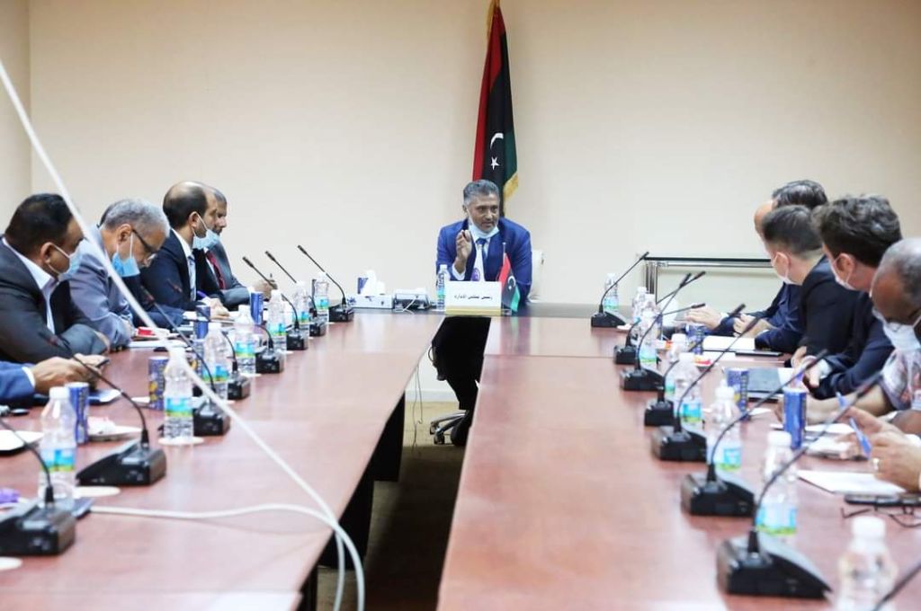 ميناء البريقة يعلن وصول ناقلة لتفريغ النفط المخزن