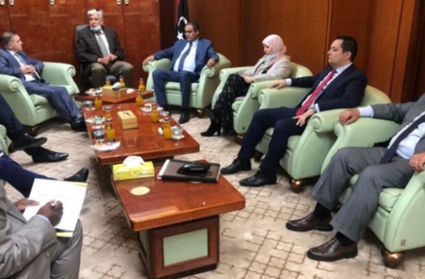 اجتماع بين عميد بلدية سلوق وممثلي الشركة الصينية لمناقشة العراقيل التي تمنع الشركة من مواصلة أعمالها