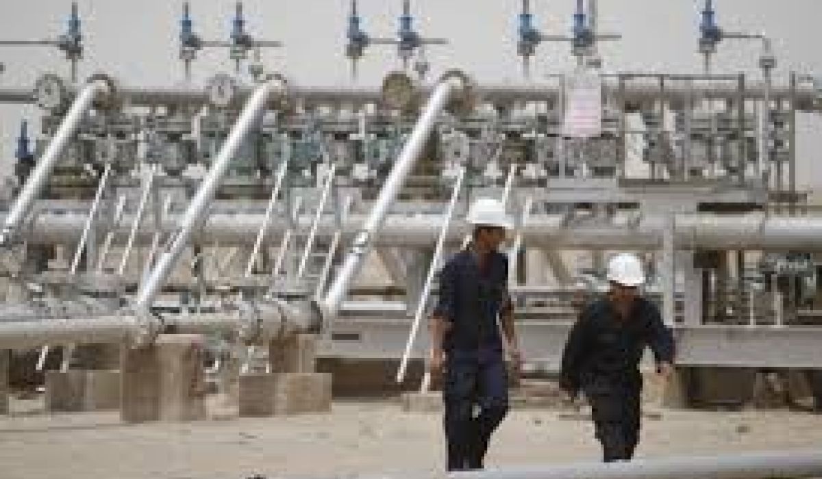 رويترز : اعتصام لشباب ليبيين يطالبون بالحصول على وظائف في الشركات النفطية بالقرب من خط نفط رئيسي