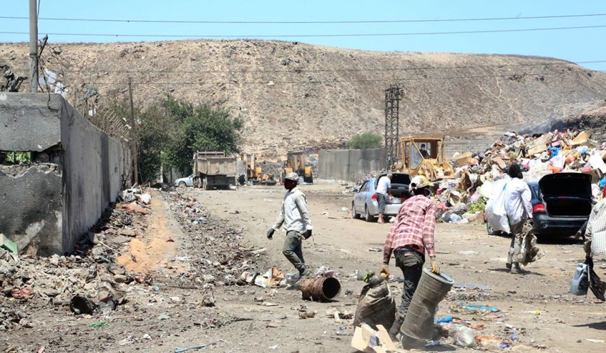انطلاق أعمال إزاحة مكب القمامة المحاذي لمحطة جنوب طرابلس الغازية