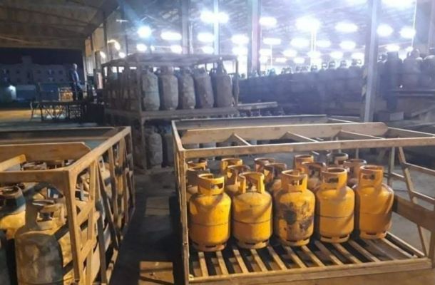 وزير الإسكان يجري اجتماعاً مع رؤساء عدد من الأجهزة التنفيذية حول ملف التعويضات