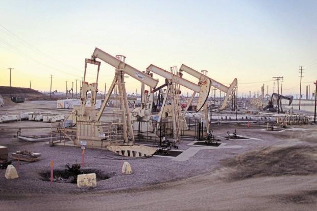 رئيس شركة سرت يعقد اجتماعا مع مدير أمن منفذ البريقة البحري