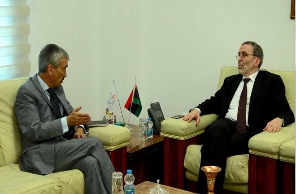 رئيس المجلس الرئاسي يجتمع مع السفير البريطاني لدى ليبيا