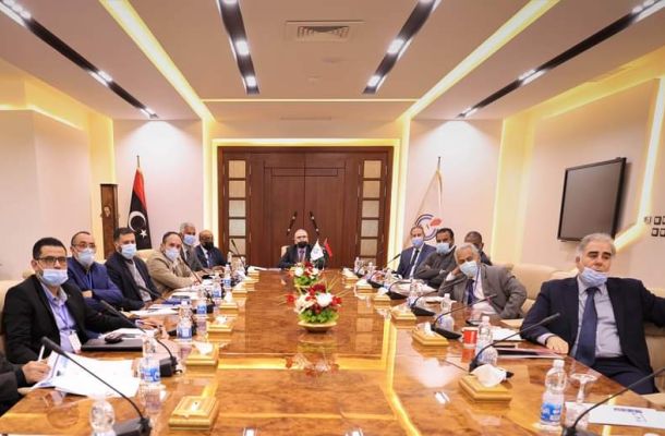 وزير الصناعة والمعادن يؤكد على حلحلة مشاكل الشركات المتعثرة