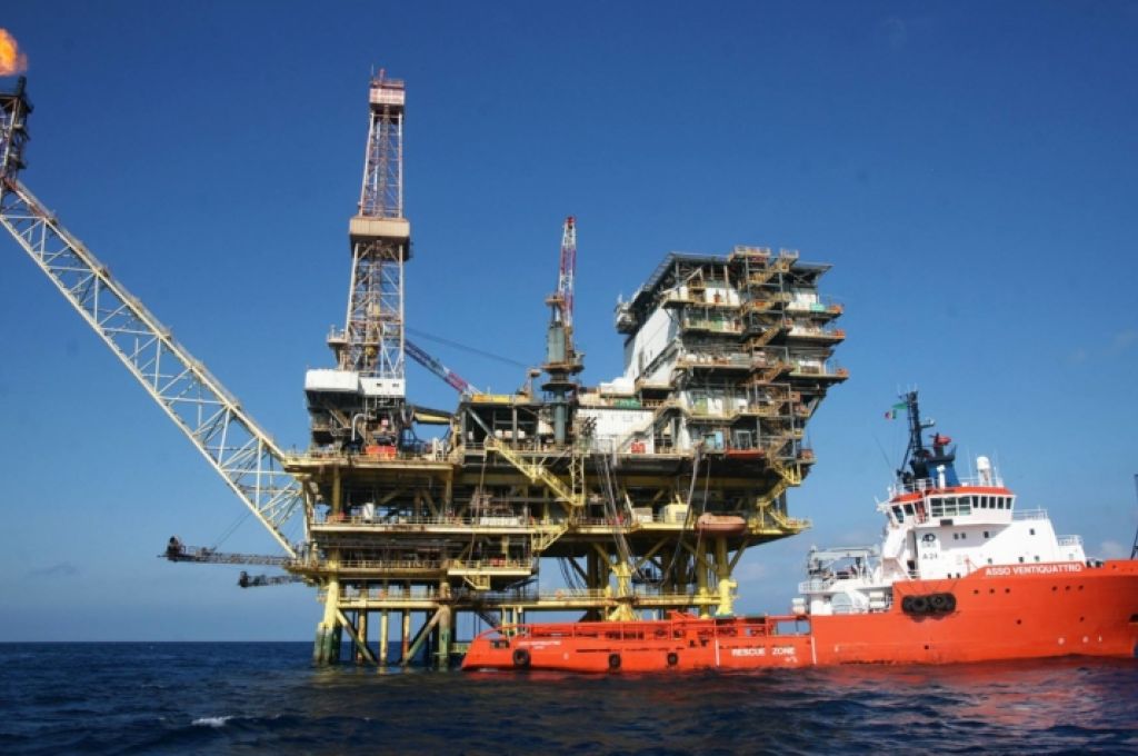 "صنع الله" يناقش مع الصدّيق الصور البلاغات المقدمة من مؤسسة النفط ضد كل من تسبب في تعطيل إنتاج النفط الليبي