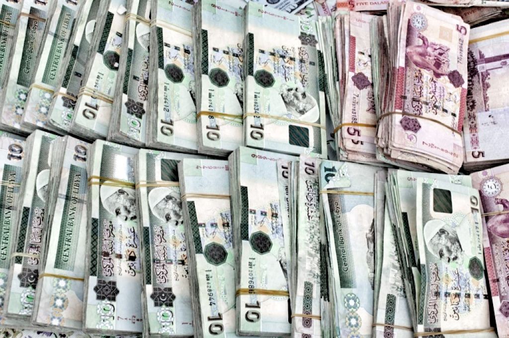 "بالفيديو" مواطنون غاضبون من تأخر صرف مرتباتهم يتظاهرون وسط ميدان الشهداء وقوات مكافحة الشغب تفرقهم