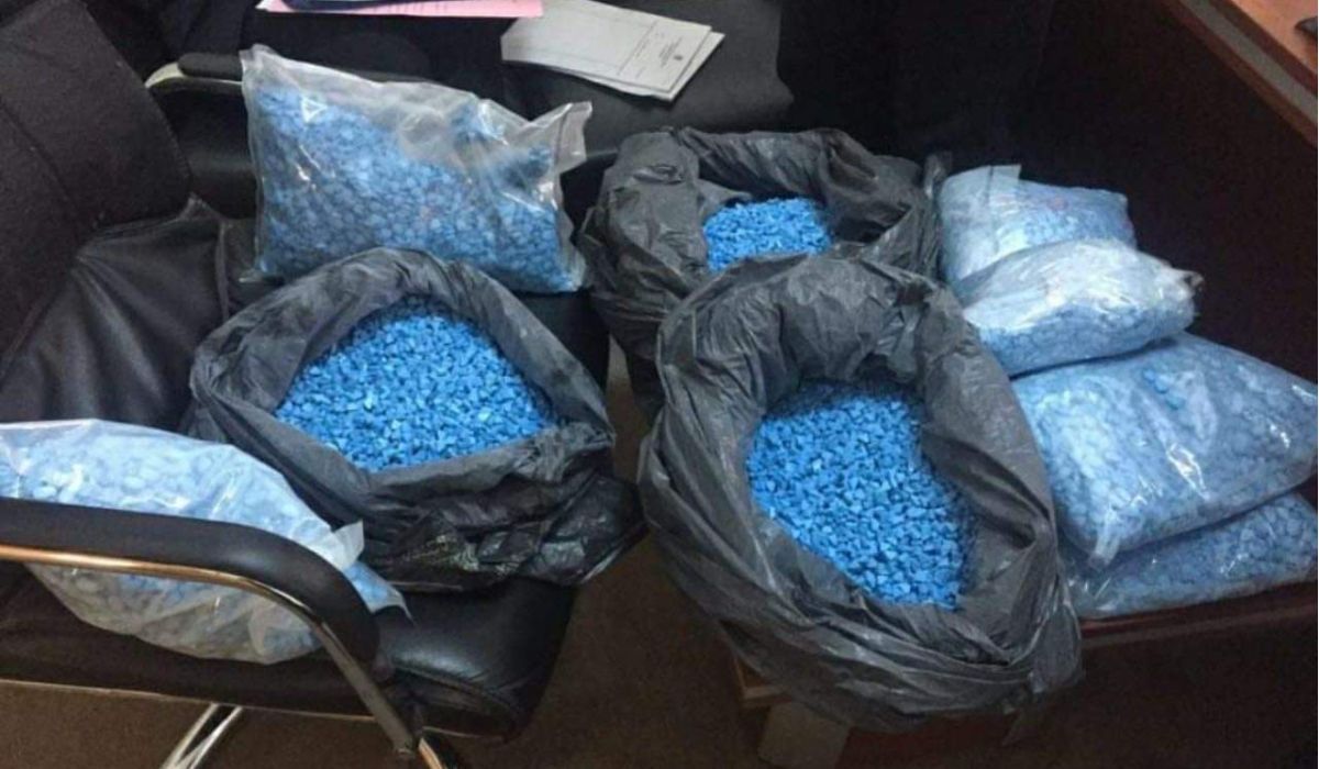 الجمارك تضبط سيارة محملة بأكثر من 84 ألف قرص مخدر بميناء الخمس