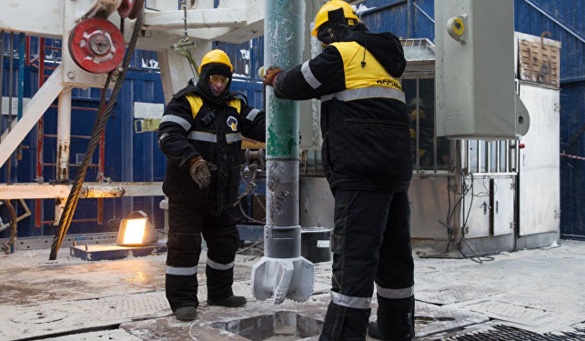 موظفو الشركات الخدمية النفطية يتوعدون بحراك عمالي للمطالبة بمرتباتهم المتأخرة ويحملون الرئاسي المسؤولية الكاملة