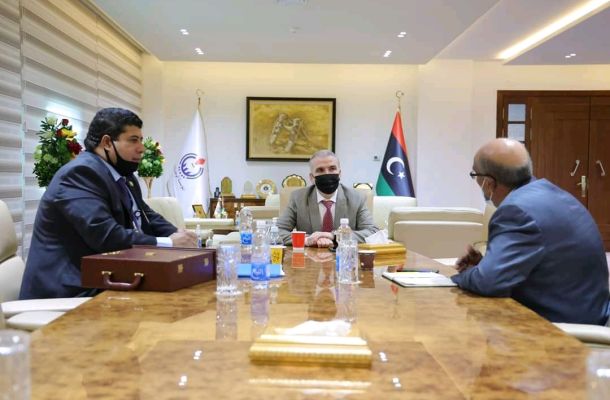 رئيس لجنة الإدارة بشركة الواحة يقوم بزيارة تفقدية لحقل الفارغ