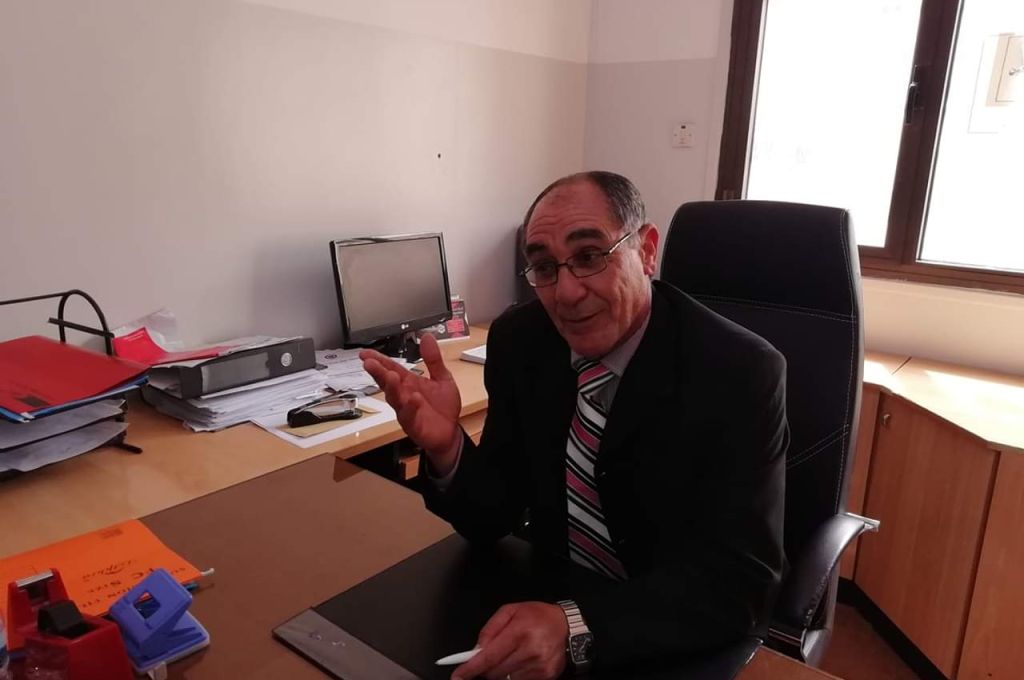 "بالفيديو" مواطنون غاضبون من تأخر صرف مرتباتهم يتظاهرون وسط ميدان الشهداء وقوات مكافحة الشغب تفرقهم