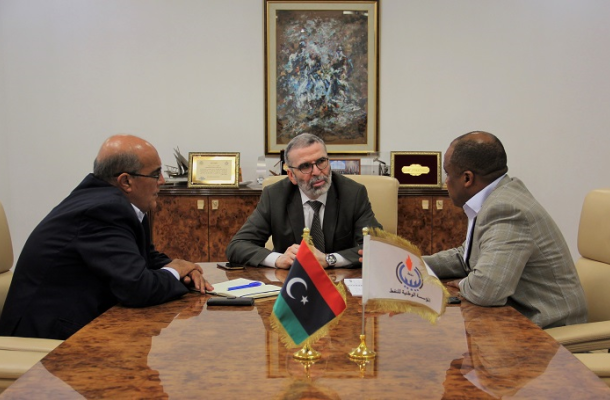 إصابة 24 مهاجراً بإطلاق نار من قبل مهربي البشر ببني وليد