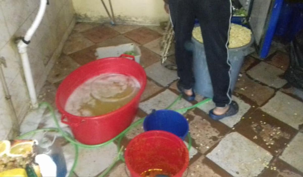 جهاز الحرس البلدي يقفل مقهى ومطعم في الهضبة الشرقية لوجود صراصير وأكل متعفن