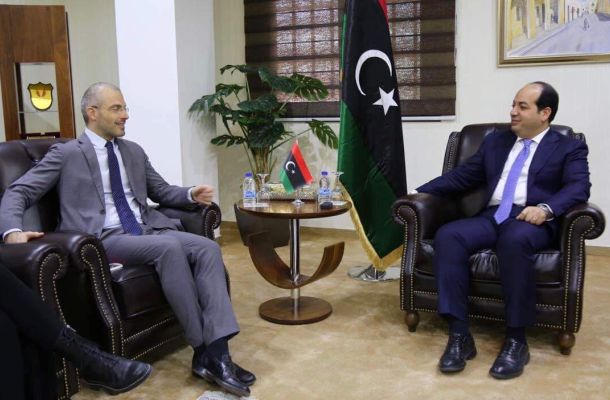 بلدية غريان توفر سيولة من أحد المصارف التحارية خارج المدينة