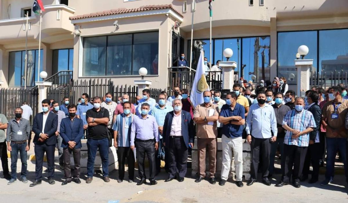 وقفة احتجاجية لموظفي هيئة مكافحة الفساد ضد قرار اعتقال نعمان الشيخ