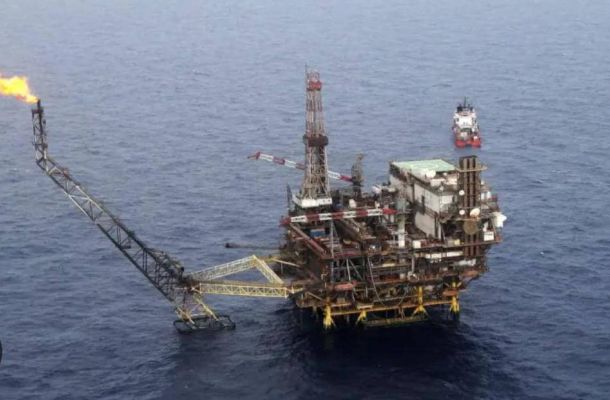 "حسني بي" يُقدم نصيحة لمن يملك الدولار