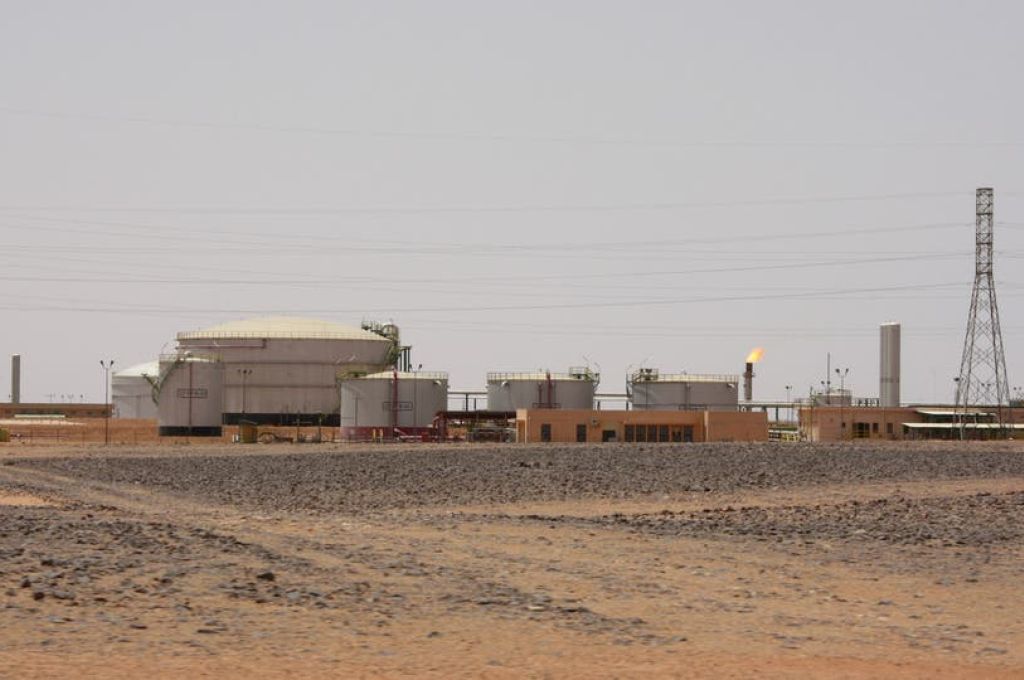 "صنع الله" يناقش مع الصدّيق الصور البلاغات المقدمة من مؤسسة النفط ضد كل من تسبب في تعطيل إنتاج النفط الليبي