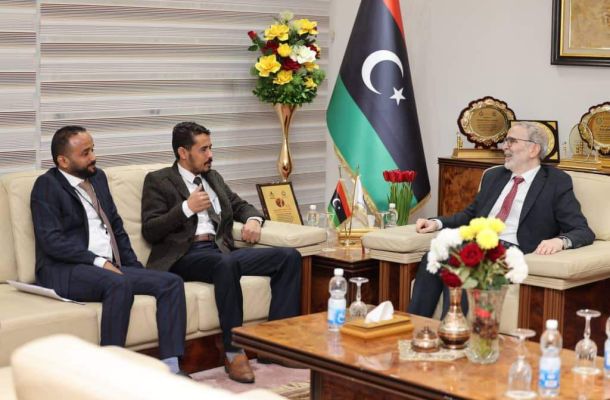 خلال لقائه مع النائب الأول لرئيس الحكومة.. القنصل الإيطالي يؤكد على فتح القنصلية الإيطالية ومكتب التأشيرات بمدينة بنغازي