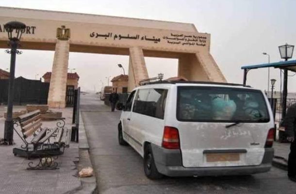 مدير عام المصرف التجاري الوطني ينفي نفاذ حصتهم من الدولار لشحن بطاقات الأغراض الشخصية