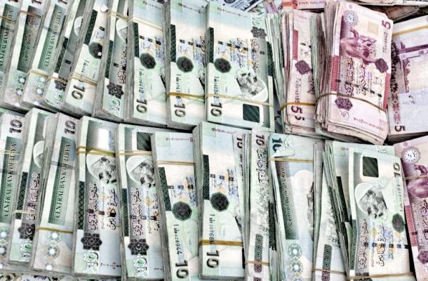 "بالفيديو" مواطنون غاضبون من تأخر صرف مرتباتهم يتظاهرون وسط ميدان الشهداء وقوات مكافحة الشغب تفرقهم