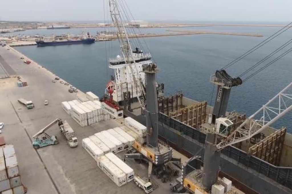 ميناء الخمس يستقبل خمس بواخر تجارية و371 حاوية بضائع