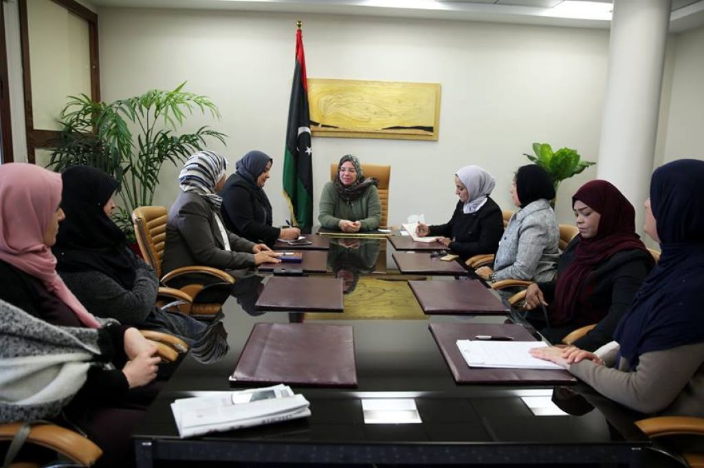 رئيس المؤسسة الوطنية للنفط التابعة للحكومة المؤقتة يجتمع بمدير فرع المؤسسة بسبها
