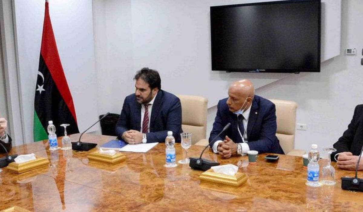 مؤسسة النفط تبحث مع الخليج العربي الميزانيات اللازمة وتحسين أوضاع العاملين