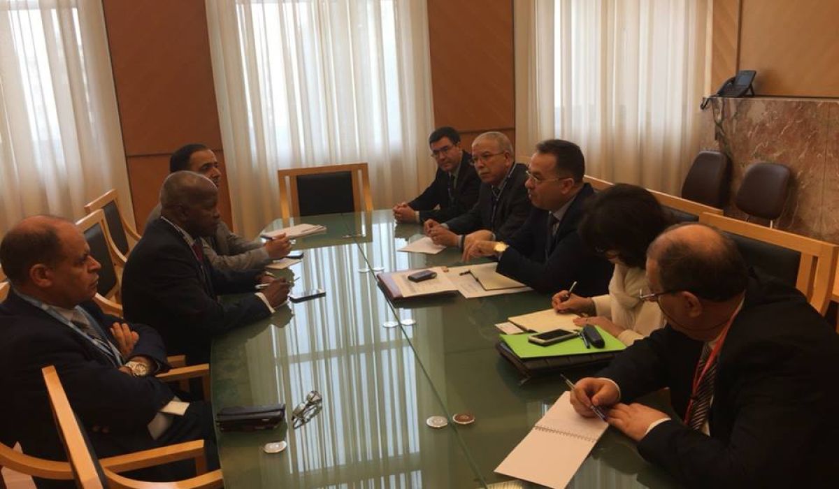 وزير العمل والتأهيل يجتمع مع نظيره الجزائري لمناقشة تفعيل مذكرات التفاهم بين البلدين