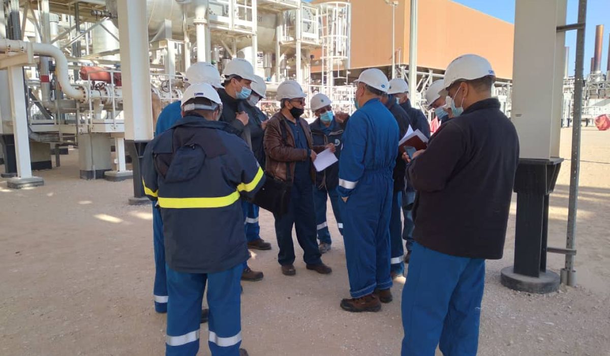 رئيس لجنة الإدارة بشركة الواحة يقوم بزيارة تفقدية لحقل الفارغ