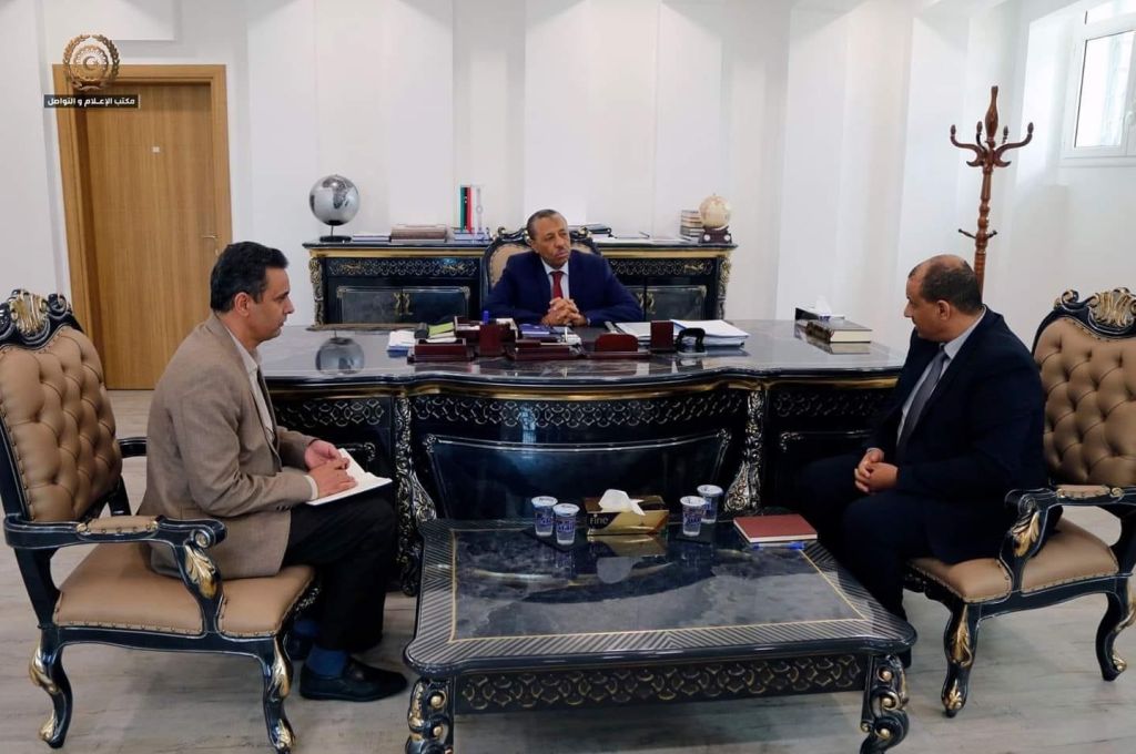 "السراج" يناقش عددًا من الملفات الخدمية الخاصة ببلدية زوارة